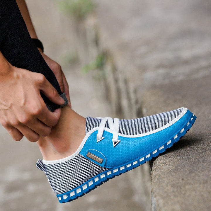 Bekväma vita loafers för herr, stilrena sommarskor för en avslappnad men elegant look.
