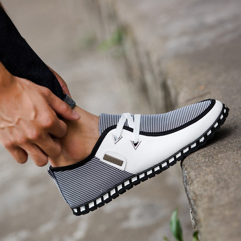 Detaljbild på komfortabla herr loafers, idealiska sommar- och vardagsskor med mjuk sula.