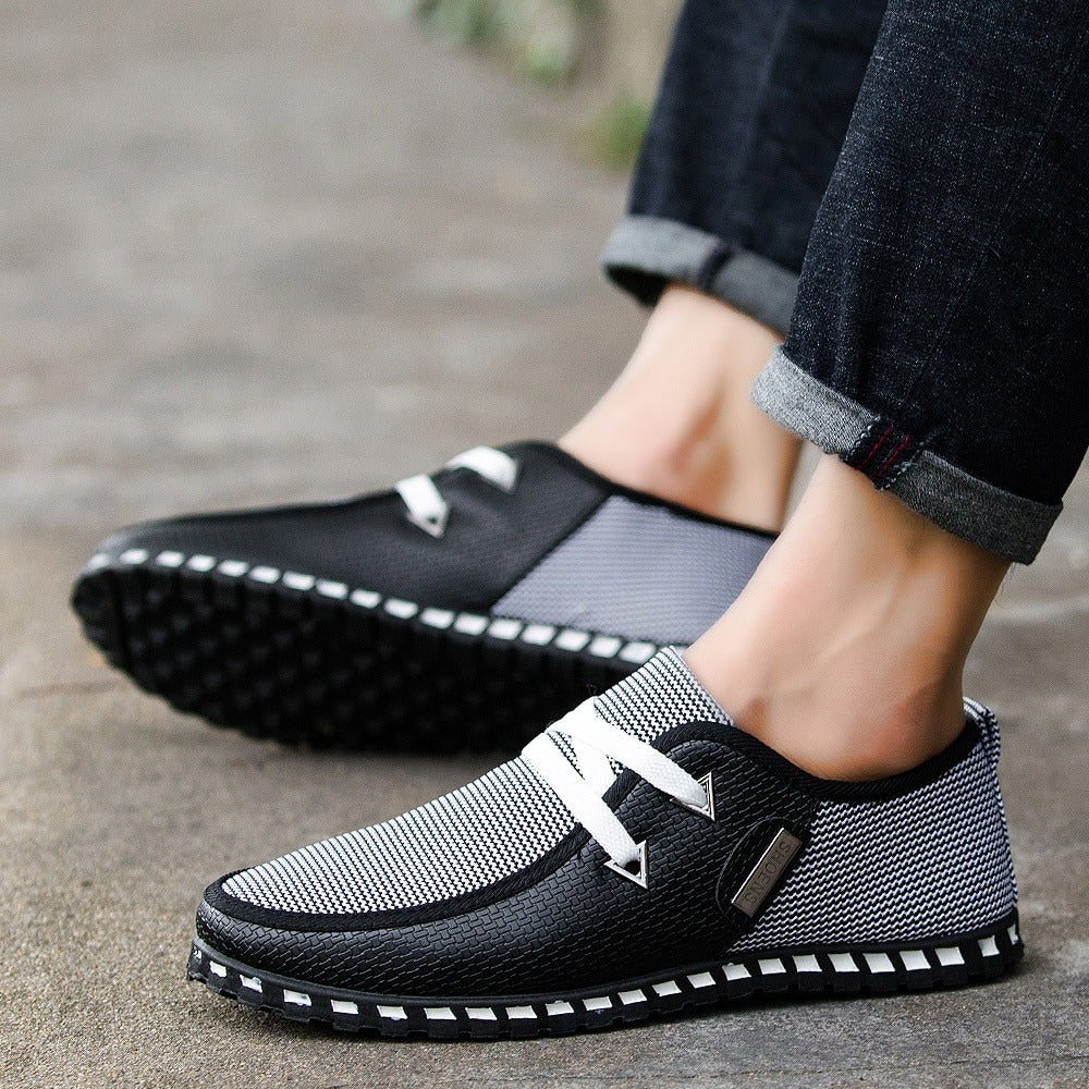 Stilrena svarta slip-on skor, driving loafers för herrar med fokus på komfort och tidlös elegans.