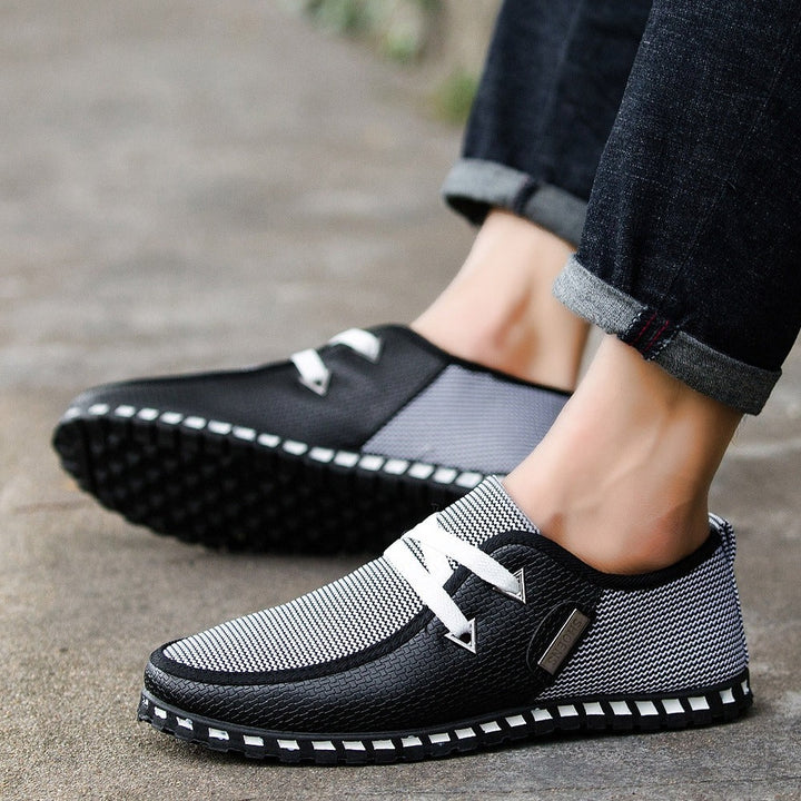 Stilrena svarta slip-on skor, driving loafers för herrar med fokus på komfort och tidlös elegans.