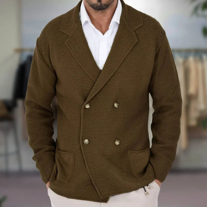 Mjuk, dubbelknäppt herrkofta i klassisk stil. Tidlöst mode som passar både höst och vår.