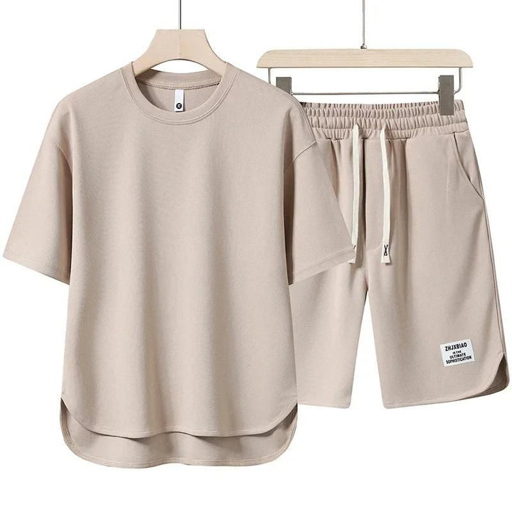 Mångsidig herrklädesuppsättning; elegant skjorta och matchande shorts, idealisk för sommaren.