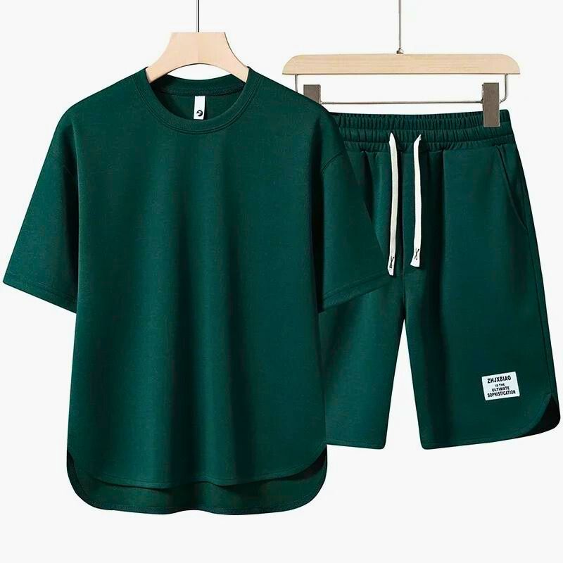 Tvådelad sommaroutfit för herrar, kombinerar elegans och komfort. Perfekt för sommarstil.