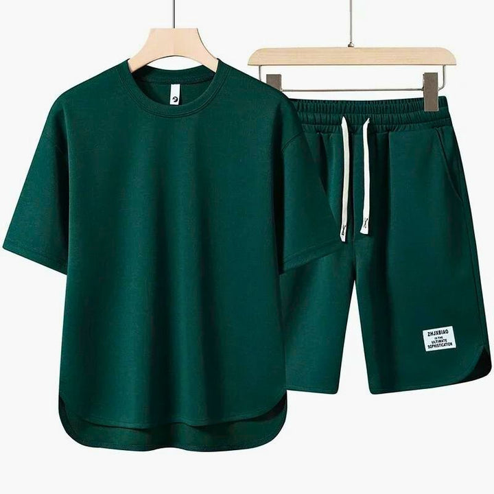 Tvådelad sommaroutfit för herrar, kombinerar elegans och komfort. Perfekt för sommarstil.