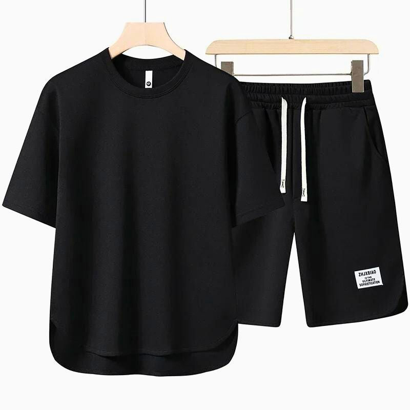 Stilren herr sommaruppsättning i ljus färg. En bekväm och elegant tvådelad look för fritid.