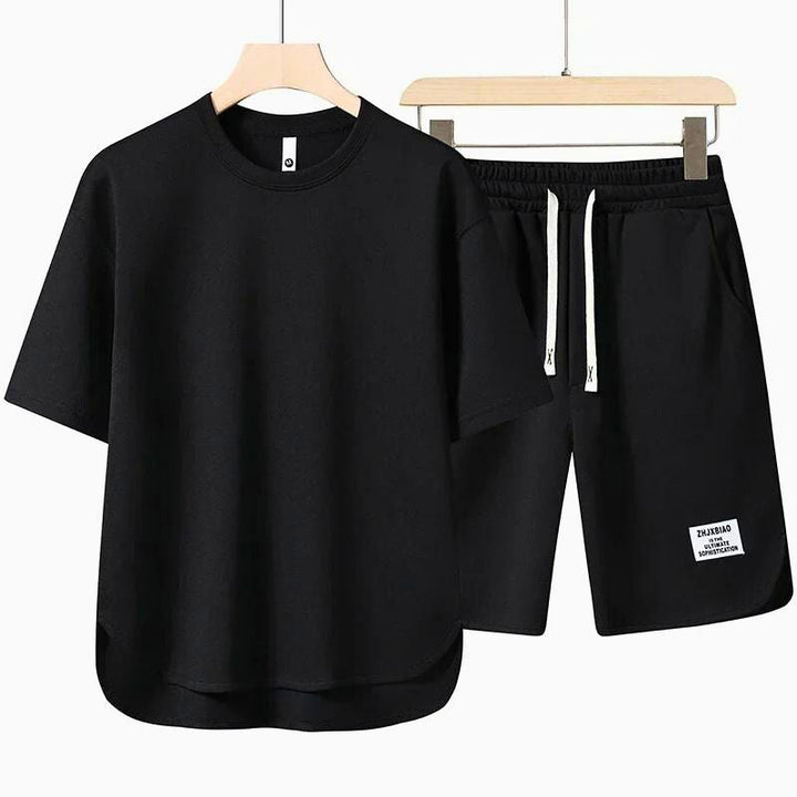 Stilren herr sommaruppsättning i ljus färg. En bekväm och elegant tvådelad look för fritid.
