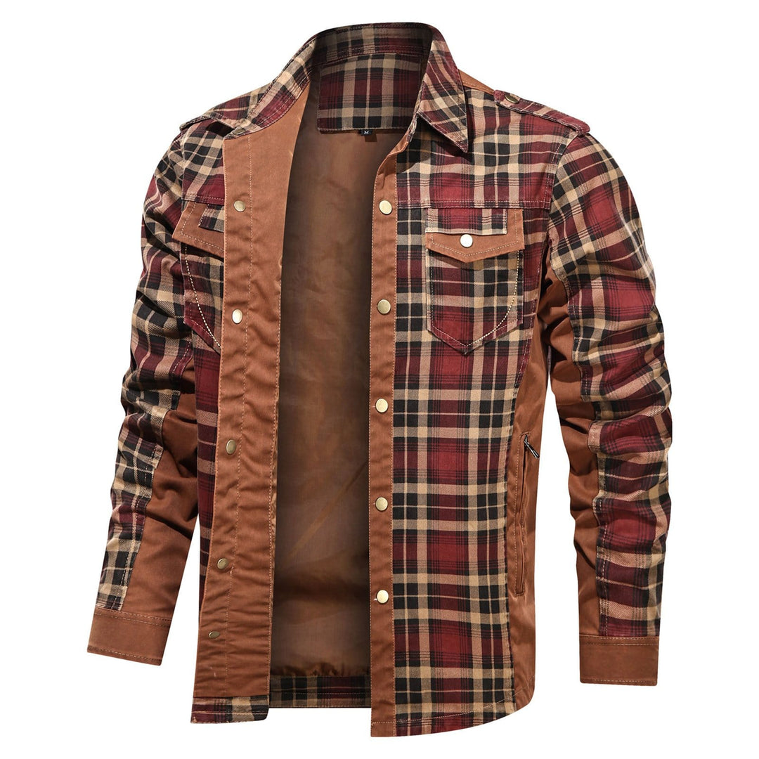 Man bär en bekväm flanellskjorta. Långärmad vardagsskjorta i klassisk modell, perfekt för utomhusaktiviteter.