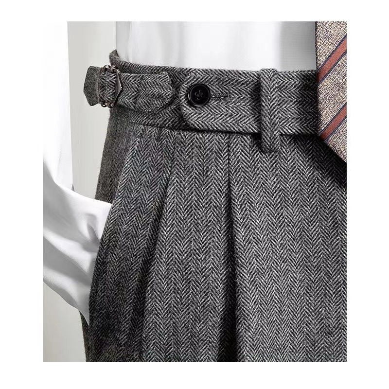 Stilfulla bruna herr fritidsbyxor med klassisk vintagekänsla. Bekväma casual byxor för en avslappnad men modern look.