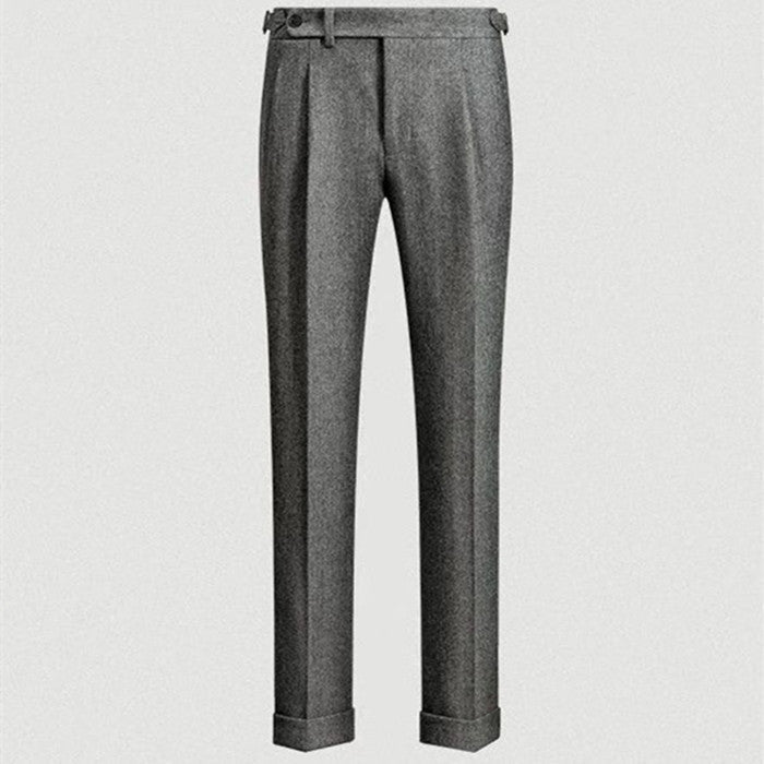 Herr fritidsbyxor som kombinerar komfort och stil. Avslappnade, mångsidiga vardagsbyxor för herrmode i klassisk design.