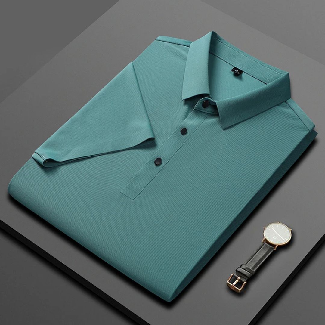 Man bär funktionell herrpolo, andningsbar t-shirt. Perfekt för golf, sommar & vardag, ger stretchig komfort.