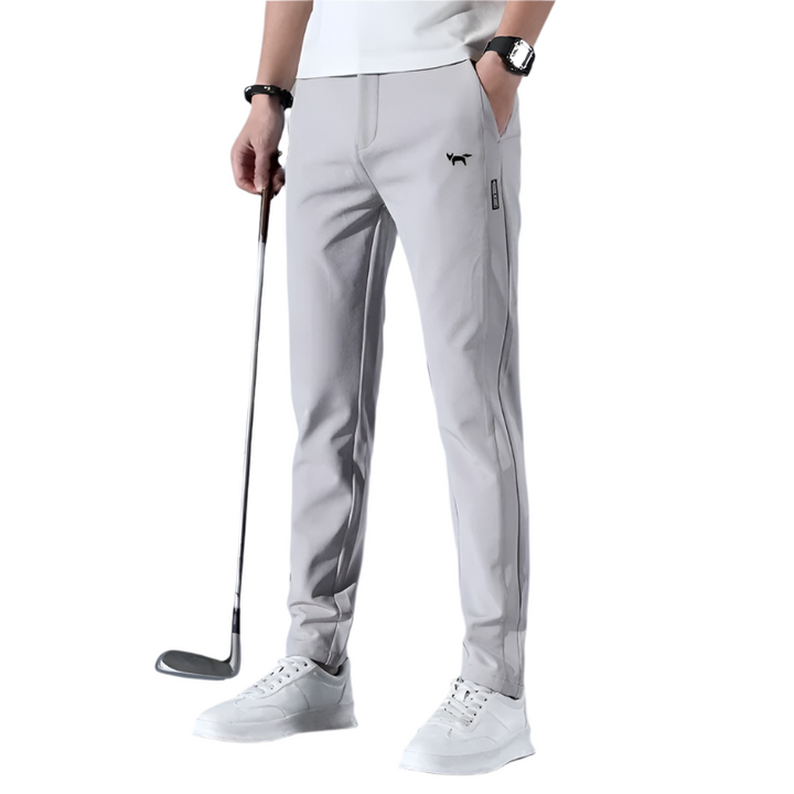 Herr golfbyxor i stretchmaterial för maximal komfort på golfbanan. Andningsbara sportbyxor för herr.