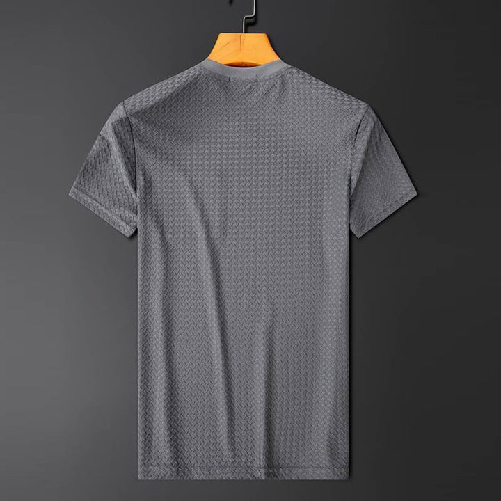 Stilrent fritidsset herr i svart. Tvådelad outfit med t-shirt och byxor. Bekväm för vardag & fritid.