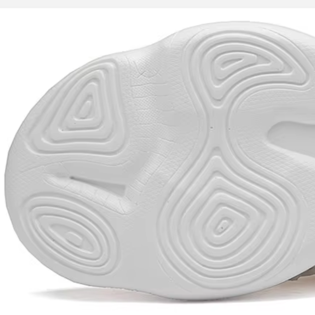 Närbild på textur i stilrena herr sneakers. Visar kvalitet och komfort för bekväma casual skor.
