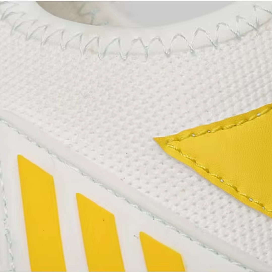 Herr i bekväma höjdsneakers. Vardagsskor som utstrålar självförtroende med stilren streetwear-känsla.