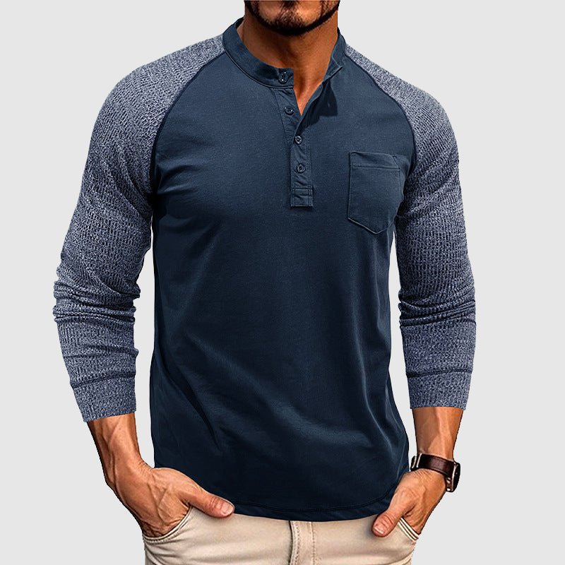 Stilren herr Henley-skjorta i blått, bärs av modell. Bekväm och elegant för vårmode och sommar.