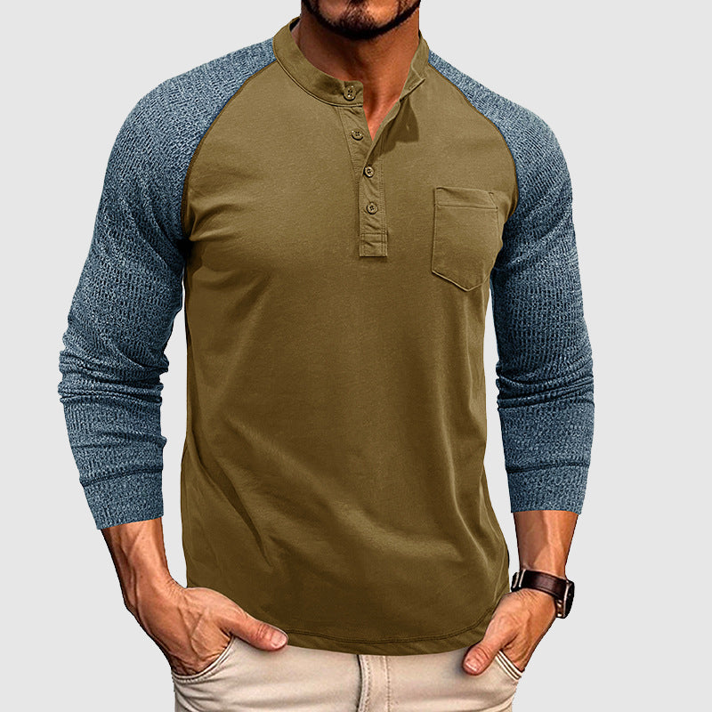 Elegant herr Henley-skjorta i mörkare nyans, matchad med chinos. Stilren för våren och sommarens evenemang.