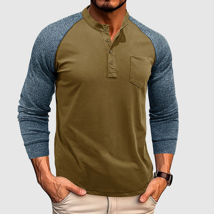 Elegant herr Henley-skjorta i mörkare nyans, matchad med chinos. Stilren för våren och sommarens evenemang.