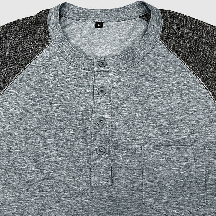 Närbild på knappslå och knappar av herr Henley-skjorta. Högkvalitativ design för en stilren look.
