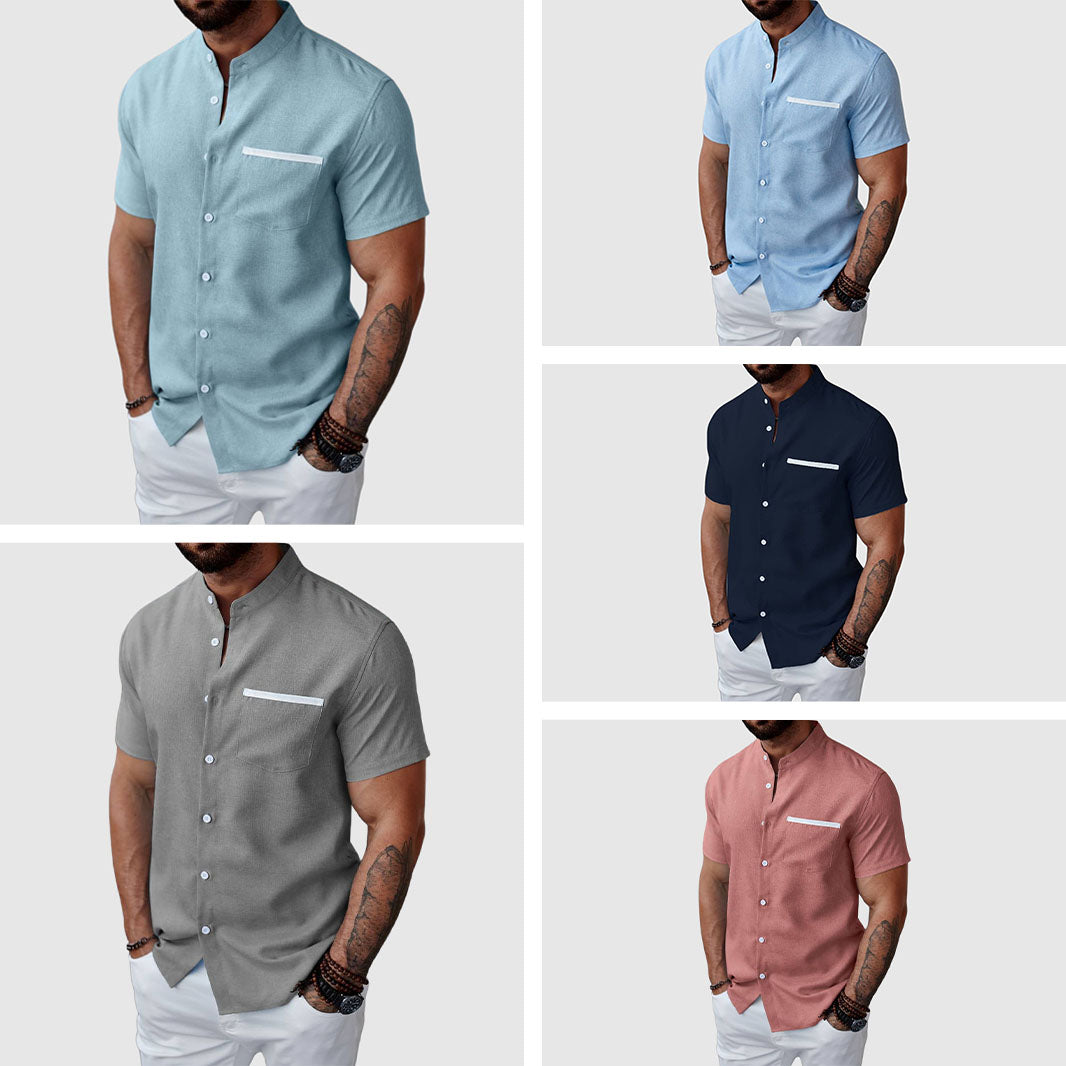 Man bär kortärmad Henley t-shirt med knappar & bröstficka, stilren & bekväm sommarlook.