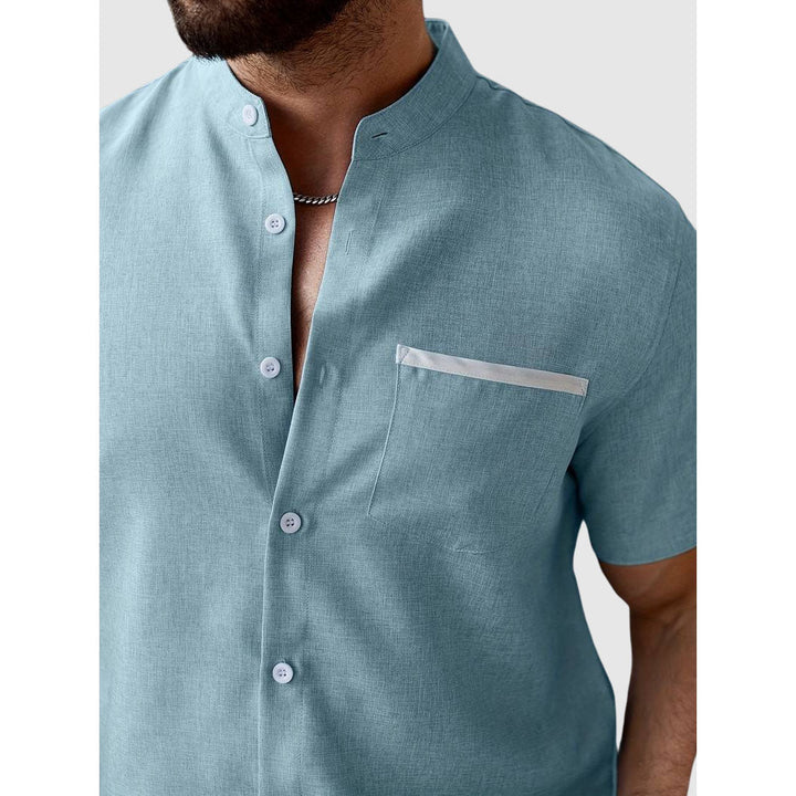 Detaljbild på knapparna på en herr Henley t-shirt, visar kvalitet & stilren design.