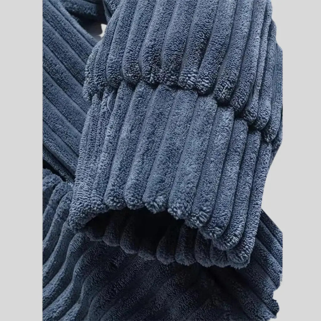 Stilren herr hoodie i avslappnad passform med ribbade detaljer. Perfekt bekväm tröja för vardag och fritid.