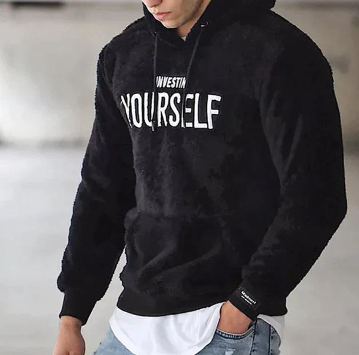 Herr huvtröja för ultimat vardagskomfort. Mjuk och avslappnad sweatshirt, perfekt för fritid och stil.