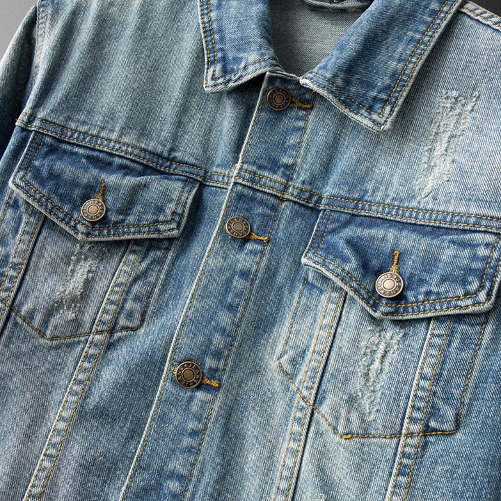 Blå herrjeansjacka i denim med skräddarsydd passform och snygg kontrastpiping. Mångsidig vardagsjacka.