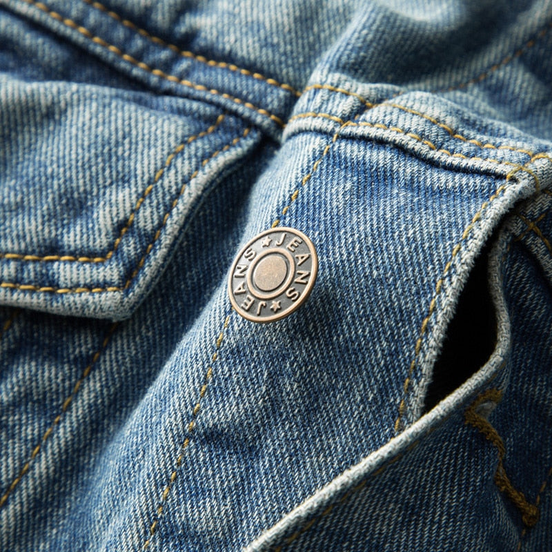 Trendig herrjacka i denim med smal passform och accentuerande kontrastpiping. Modern vår- och höstjacka.