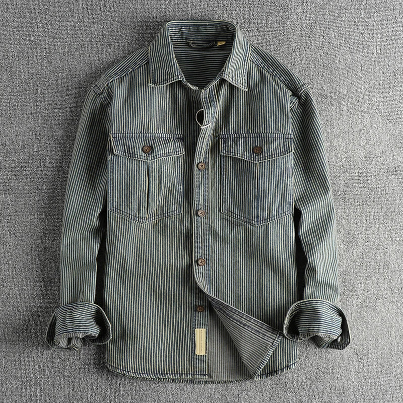 Vintage-inspirerad herrskjorta i jeans med vertikala ränder, perfekt för vardagsbruk.