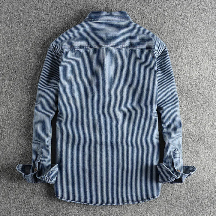 Mörk denim herrskjorta med subtila ränder, långa ärmar, avslappnad passform för män.
