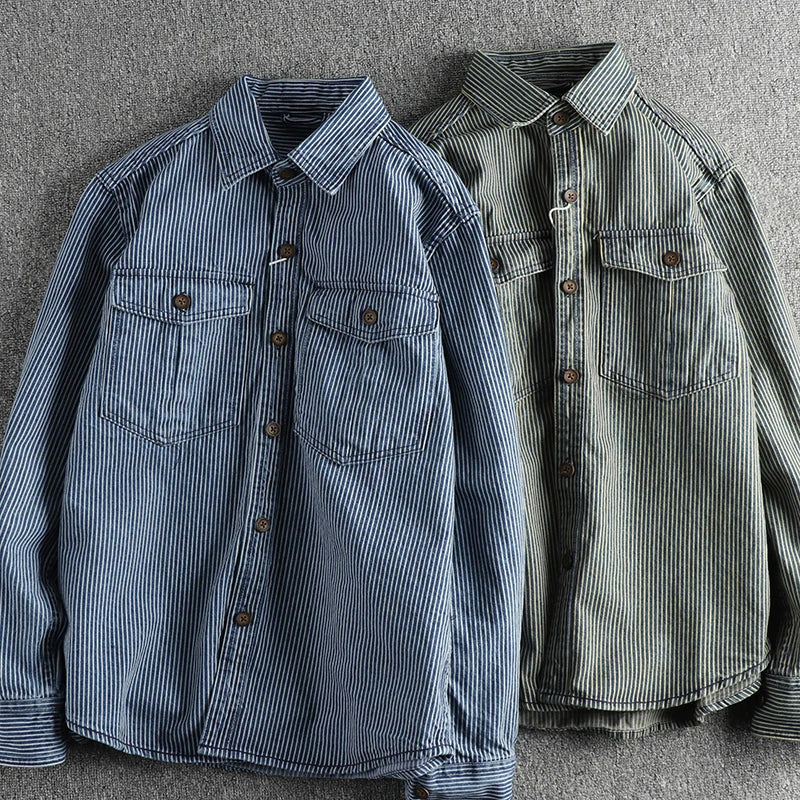 Randig jeansskjorta för män, vintage-look, långärmad design för modern avslappnad stil.