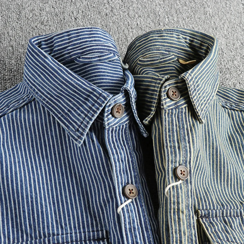 Närbild på textur av herr jeansskjorta med randigt mönster och vintage känsla.