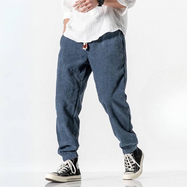 Herr joggingbyxor i brunt från Manér, perfekta för en avslappnad men stilfull look