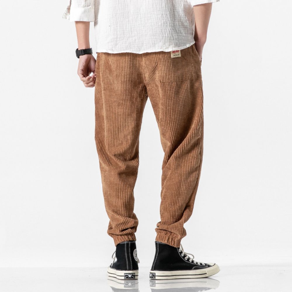 Snygga och bekväma herr joggingbyxor i svart från Manér med raka ben