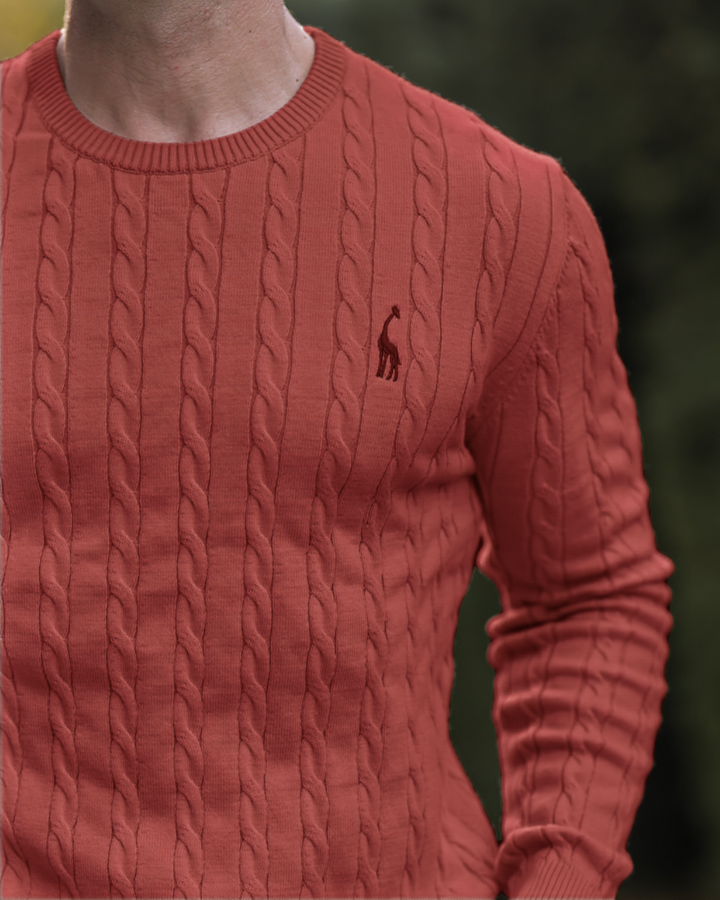 Grå kabelstickad pullover för herrar. Håll dig varm med denna tidlösa bomullsblandning.