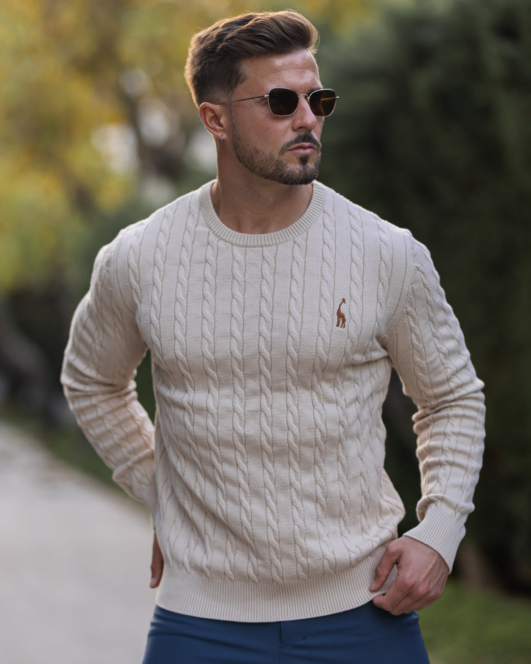 Stilren kabelstickad pullover för herrar i beige. Tidlös komfort för höst- och vinterdagar.