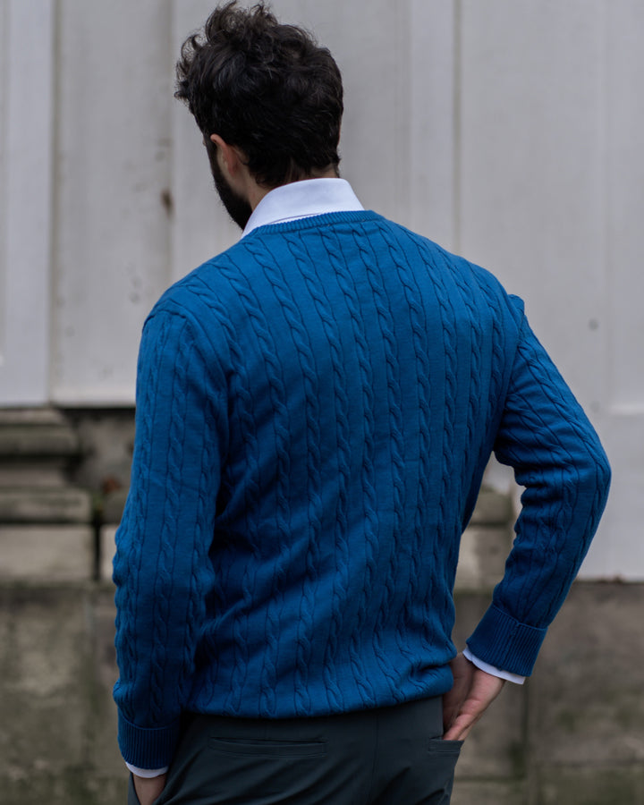 Elegant kabelstickad pullover för herrar, i en mångsidig ljusgrå nyans. Höstmode.