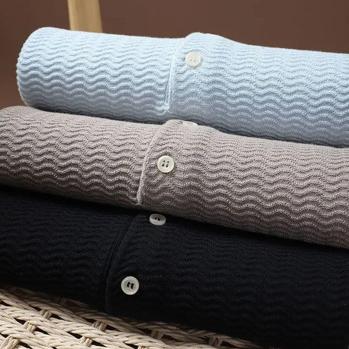 Tidlös herr pikétröja i enfärgad design. Mångsidig kortärmad polo som passar till alla tillfällen.