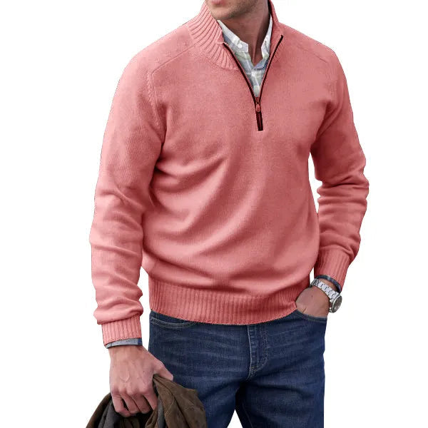 Baksida av stilren herrtröja med dragkedja, visar bekväm passform och klassisk design för herrmode.