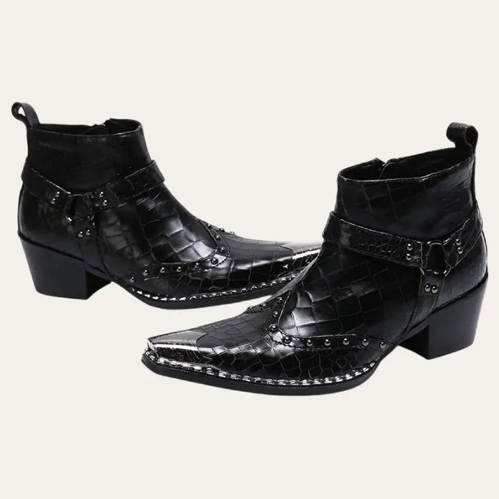 Unika herr boots med kort skaft, elegant krokodilltryck och smidig dragkedja. Perfekta herrskor för vardag.