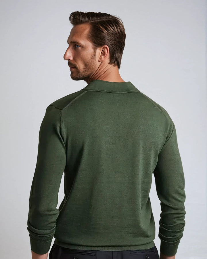 Närbild herr minimalistisk långärmad pikétröja utan knappar, stilren och bekväm textil.