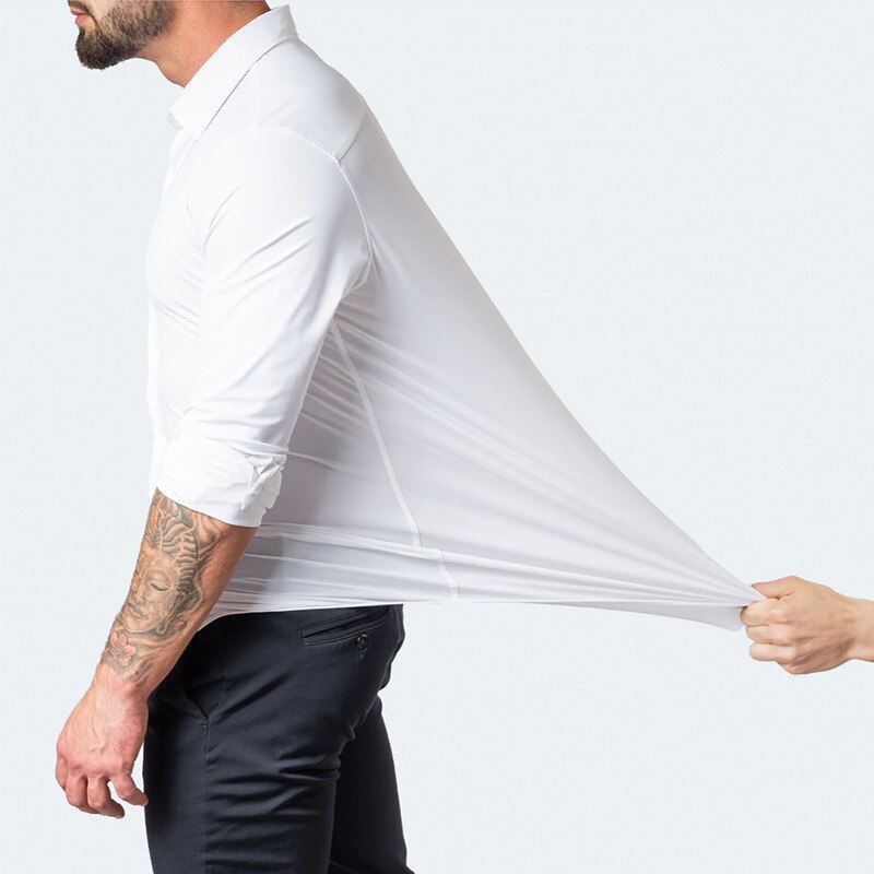 Detalj av mudd i en långärmad stretch herrskjorta, modern och bekväm