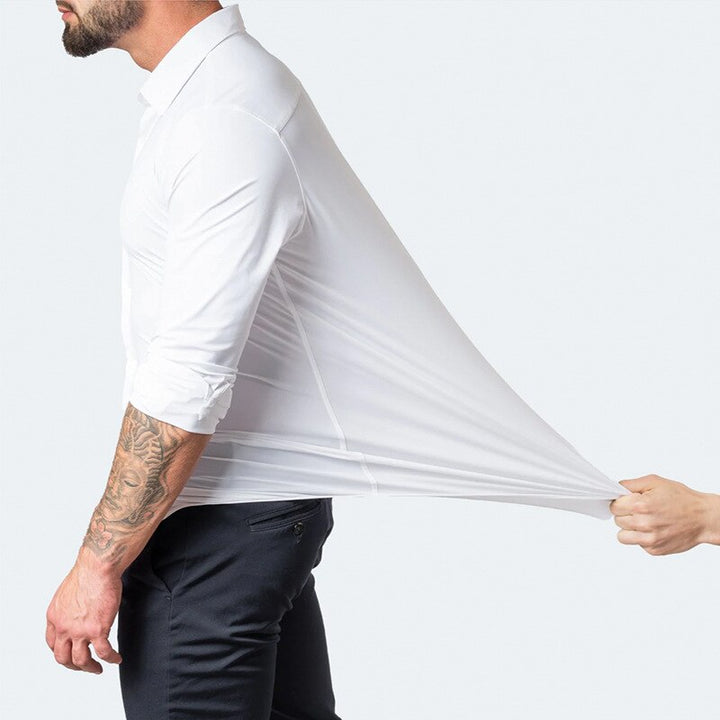 Detalj av mudd i en långärmad stretch herrskjorta, modern och bekväm