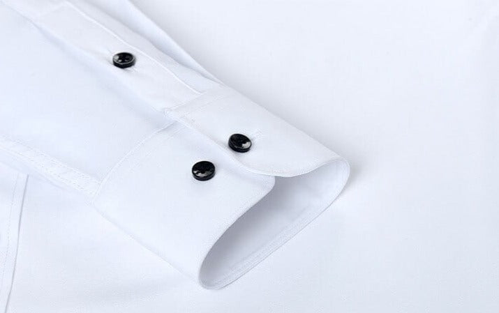 Man med slips som bär en modern långärmad stretchskjorta, business look