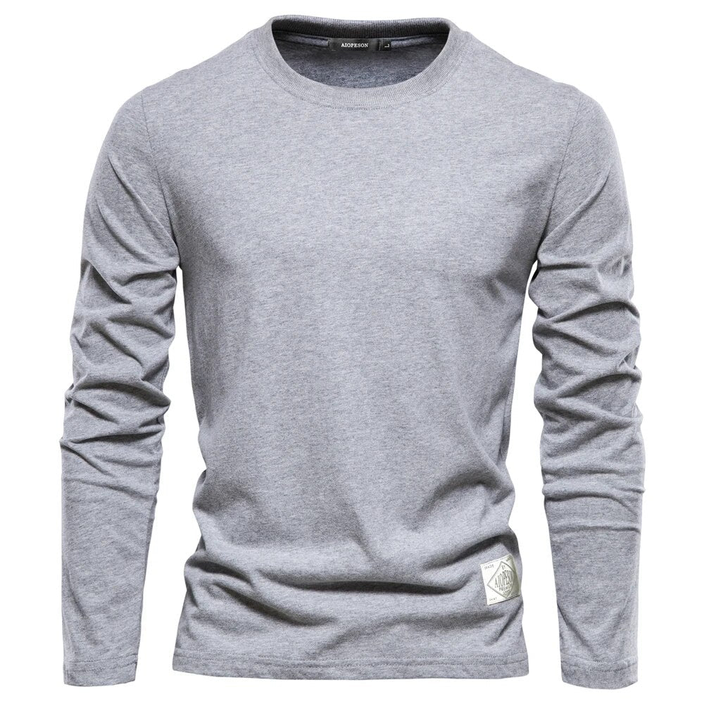 Bekväm herr långärmad t-shirt. Perfekt basplagg för en avslappnad casual look. O-ringad design.