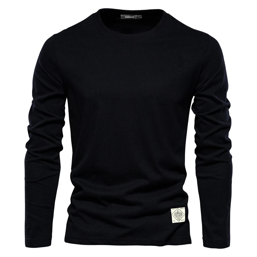 Långärmad herr t-shirt, ett essentiellt basplagg. O-ringad och bekväm för alla casual tillfällen.