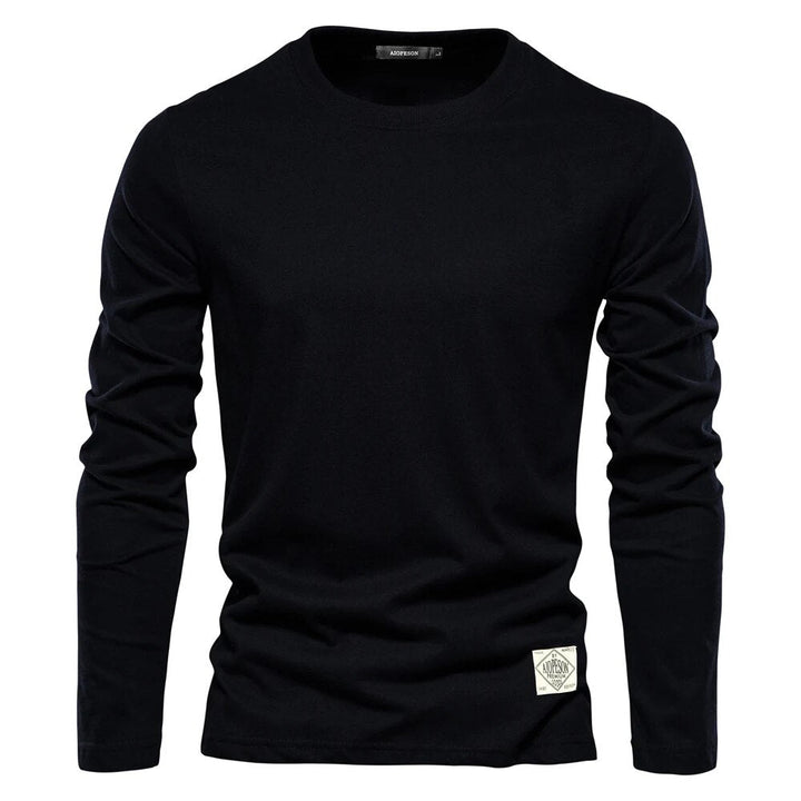 Långärmad herr t-shirt, ett essentiellt basplagg. O-ringad och bekväm för alla casual tillfällen.