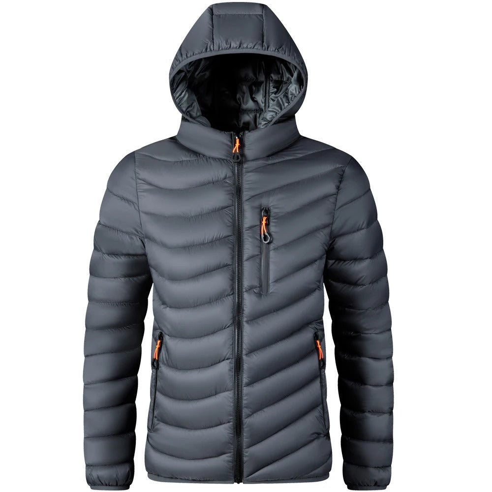Stilfull herr parkas med huva, idealisk som vardagsjacka under höst och vintermånaderna.