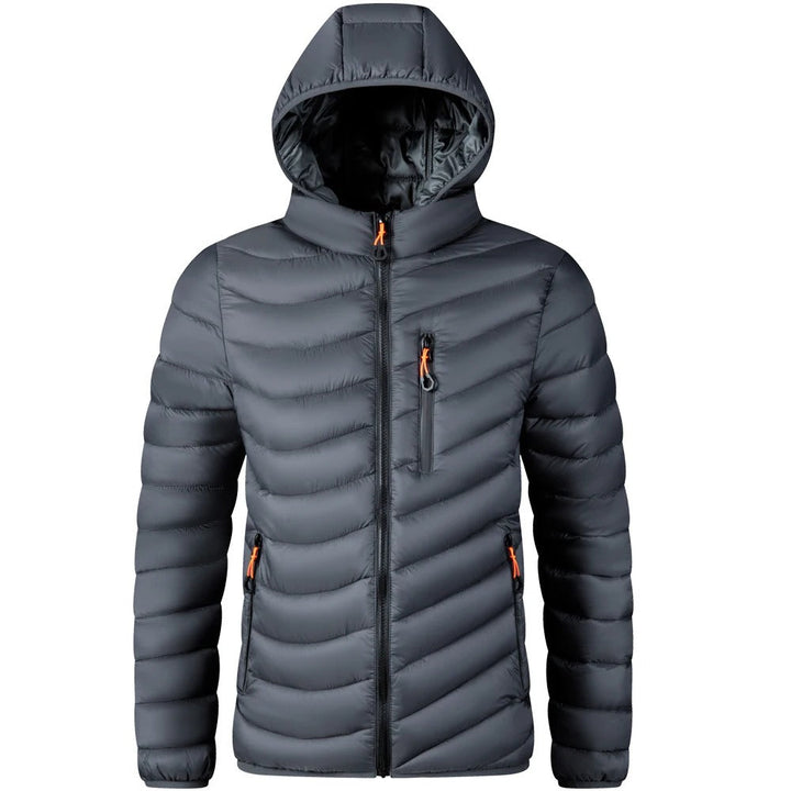 Stilfull herr parkas med huva, idealisk som vardagsjacka under höst och vintermånaderna.