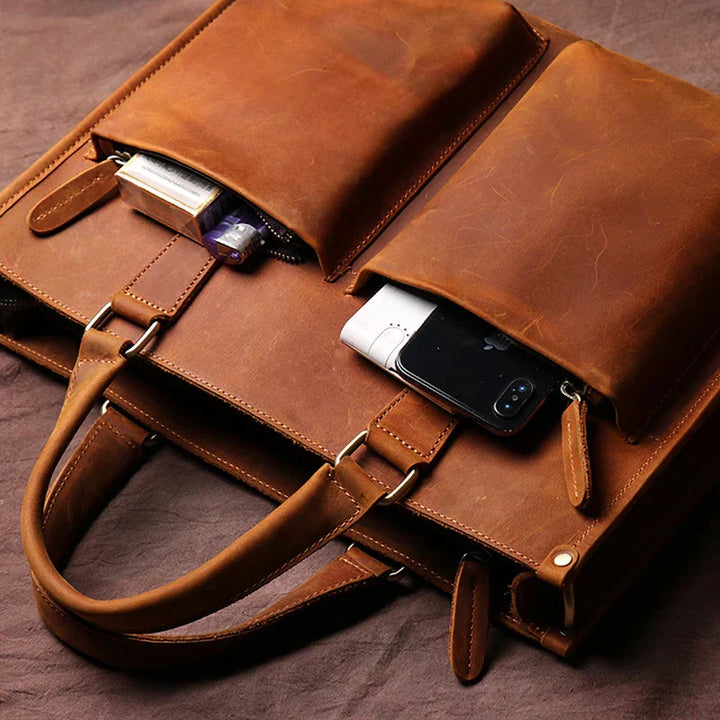 Herr datorväska i robust vintageläder, idealisk som laptoptväska för professionellt bruk. Elegant finish.